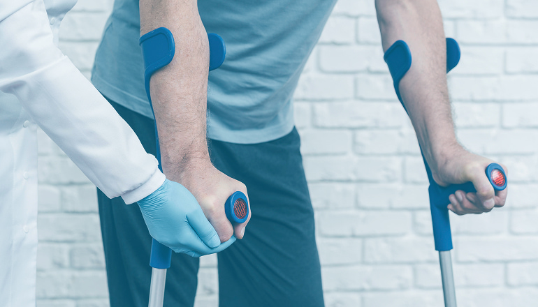 hombre recuperándose tras una lesión medular grave 